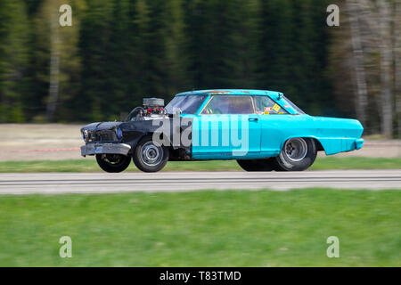 Drag racing su una corsia con vetture regolari Foto Stock