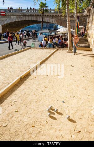 Francia, Paris, Parc des Rives de Seine, gioco delle bocce Foto Stock