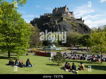 Una vista del Ross fontana e il Castello di Edimburgo da ovest di Princes Street Gardens. Foto Stock