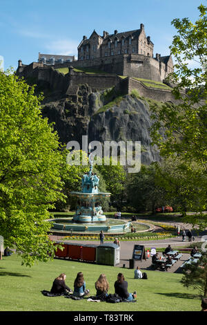 Una vista del Ross fontana e il Castello di Edimburgo da ovest di Princes Street Gardens. Foto Stock