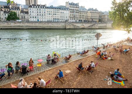 Francia, Paris, Parc des Rives de Seine, classificato come patrimonio mondiale dall' UNESCO, picnic di fronte all Ile de la Cite Foto Stock