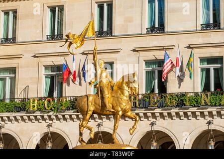 Francia, Parigi, Place des Pyramides, la statua di Giovanna d'arco Foto Stock