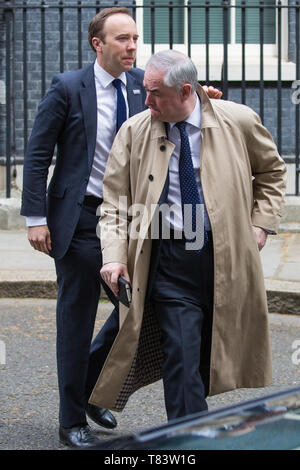 Londra, Regno Unito. Il 7 maggio, 2019. Matt Hancock MP (l), Segretario di Stato per la salute e la cura sociale, e Geoffrey Cox QC MP (r), Procuratore Generale, lasciare 10 DO Foto Stock