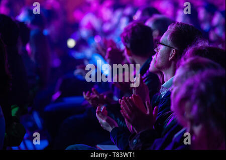 Il pubblico vede battendo le mani durante le conferenze. La XIV edizione del TNW (Next Web) Conferenza è stata inaugurata ad Amsterdam la NDSM, un hub creativo per gli artisti e gli imprenditori. Fondata e ospitato annualmente in Amsterdam, la prossima conferenza Web è uno dei principali eventi per le aziende online e pensatori in avanti cercando di scoprire le più recenti innovazioni nel mondo online. I partecipanti hanno la possibilità di sentire internazionalmente rinomata altoparlanti, soddisfare i più caldi startups, per imparare a conoscere le migliori pratiche di business e aiutare a prevedere, discutere e inventare il futuro. Foto Stock