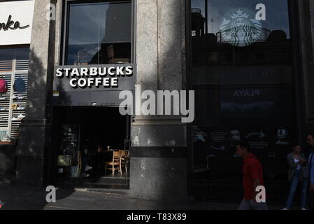 Starbucks Coffee shop visto a Piazza Callao in Madrid. Foto Stock