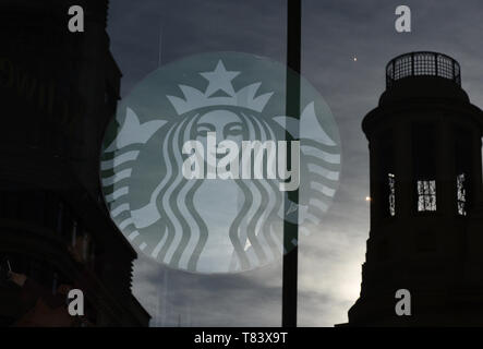 Starbucks Coffee Logo che si vede sulla finestra shop a Piazza Callao in Madrid. Foto Stock