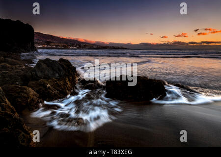 La bellezza del mare e della spiaggia di sera al tramonto intramontabile luogo scenico in logn esposizione - colore rosso cludh bellissimo cielo in background - scura Foto Stock