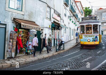Il Portogallo, Lisbona, quartiere di Alfama, la fermata del tram è il più comodo dei mezzi di trasporto Foto Stock