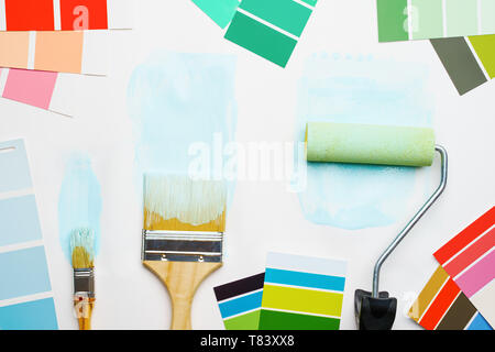 Immagine della tavolozza di colori blu e verde, rullo, spazzole Foto Stock