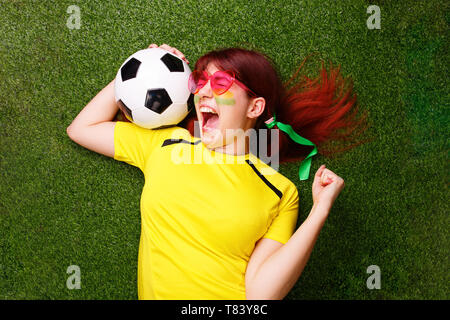 Tifoso di calcio a sostegno della propria squadra e festeggiare il traguardo Foto Stock