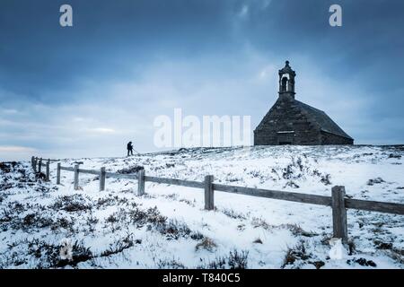 Francia, Finisterre, Armoric naturale parco regionale, Aree monta, Brasparts, Saint Michel Mont Saint Michel cappella sotto neve Foto Stock