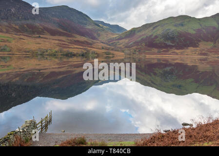 La mattina presto vista è sulla riva di Crummock acqua. Crummock acqua è uno dei numerosi laghi nel Parco Nazionale del Distretto dei Laghi,UK. Foto Stock