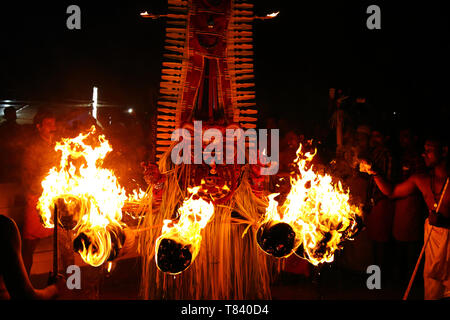 Un Dio che ha luogo con il fuoco. Uno dei più famosi fire Theyyam 'Kandakarnan' dal Kannur, Kannapuram. Foto Stock