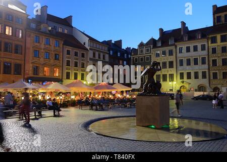 Varsavia, Polonia - 18 giugno 2016: la gente visita Rynek piazza principale nella Città Vecchia di Varsavia, Polonia. Varsavia è la capitale della Polonia. 1.7 milioni di persone Foto Stock