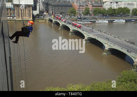 Frank Clark, un 89-anno-vecchio bisnonno, abseils dalla parte superiore della St Thomas' Hospital di Londra come parte di un evento di beneficenza per Evelina Londra ospedale per bambini. Clark, da Southwark a Londra Sud, assunse la sfida per raccogliere fondi per il ragazzo e St Thomas', che è stata trattata in entrambi gli ospedali in tutta la sua vita. Foto Stock