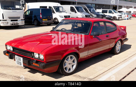 Tre quarti frontale di un Rosso, 1984, Ford Capri, parte del cinquantesimo anniversario al 2019 Silverstone Classic Media Day Foto Stock