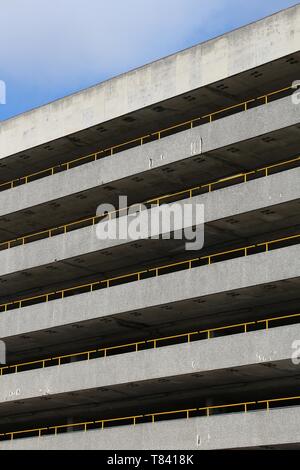 Generic multi-story garage parcheggio. Città di infrastrutture di trasporto. Foto Stock