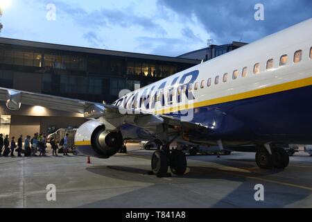 KATOWICE, Polonia - 5 Luglio 2016: scheda Persone Ryanair Boeing 737NG in aeroporto Katowice in Polonia. Ryanair è una delle maggiori compagnie aeree del mondo con Foto Stock