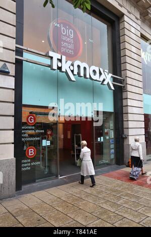 LEEDS, Regno Unito - 11 luglio 2016: persone immettere TK Maxx store in Leeds, Regno Unito. Nel 2014 l'outlet abbigliamento e beni per la casa azienda aveva alcuni 1000 memorizza worldwi Foto Stock