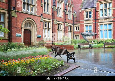 LEEDS, Regno Unito - 12 luglio 2016: il colore e la Scienza Tessile Center presso la University of Leeds, Regno Unito. L'università di mattoni rossi ha circa 32.000 studenti. Foto Stock