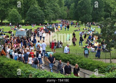 LONDON, Regno Unito - 9 Luglio 2016: le persone godono di estate nel parco verde a Londra. Green Park è uno dei parchi reali di Londra. Foto Stock