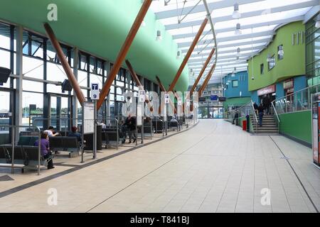 BARNSLEY, Regno Unito - 10 luglio 2016: la gente in attesa per i treni e gli autobus a Barnsley interscambio, UK. 1,5 milioni di collegamenti in treno a Barnsley Interchange Foto Stock