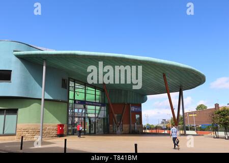 BARNSLEY, Regno Unito - 10 luglio 2016: la gente in attesa per i treni e gli autobus a Barnsley interscambio, UK. 1,5 milioni di collegamenti in treno a Barnsley Interchange Foto Stock