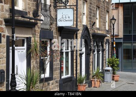 BARNSLEY, Regno Unito - 10 luglio 2016: vecchia farmacia cocktail bar in Barnsley, Regno Unito. Barnsley è una delle principali città di South Yorkshire con una popolazione di 91,297. Foto Stock