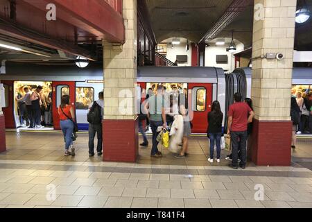 LONDON, Regno Unito - 7 Luglio 2016: la gente in attesa presso la stazione della metropolitana di Baker Street a Londra. La metropolitana di Londra è il più trafficato xi sistema di metropolitana in tutto il mondo wi Foto Stock