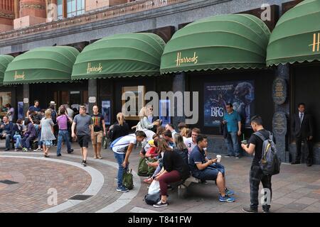 LONDON, Regno Unito - 9 Luglio 2016: la gente visita i grandi magazzini Harrods a Londra. La famosa impresa di vendita al dettaglio si trova su Brompton Road in Knightsbrid Foto Stock