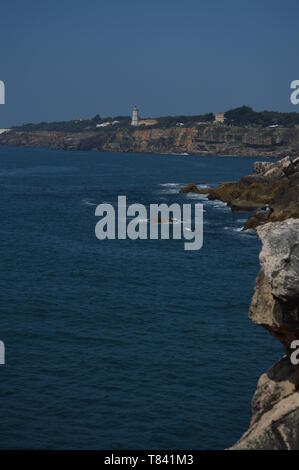 Viste del faro di guida dalla bocca dell'inferno in Cascais. Fotografia di Street, Natura, architettura, storia. Aprile 15, 2014. Cascais, Lisbona, Foto Stock