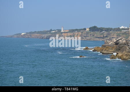 Viste del faro di guida dalla bocca dell'inferno in Cascais. Fotografia di Street, Natura, architettura, storia. Aprile 15, 2014. Cascais, Lisbona, Foto Stock