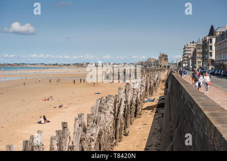 La gente camminare lungo la passeggiata sul lungomare. Saint Malo, Bretagna Francia Foto Stock