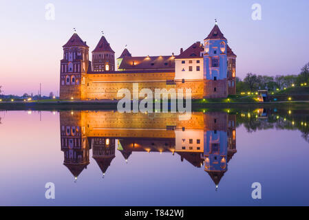 Il Castello di Mir in aprile al crepuscolo. Bielorussia Foto Stock