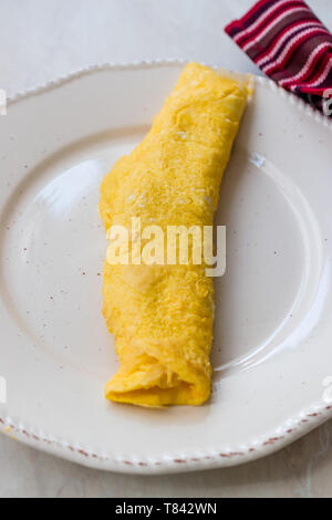 Omelette francese servita con la piastra per la prima colazione. I cibi tradizionali. Foto Stock