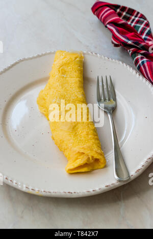 Omelette francese servita con la piastra per la prima colazione. I cibi tradizionali. Foto Stock