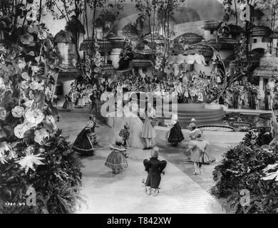 JUDY GARLAND come Dorothy Gale Billie Burke come Glinda la Buona strega del Nord Munchkins The Wizard Of Oz 1939 direttore Victor Fleming prenota Frank L. Baum Metro Goldwyn Mayer Foto Stock