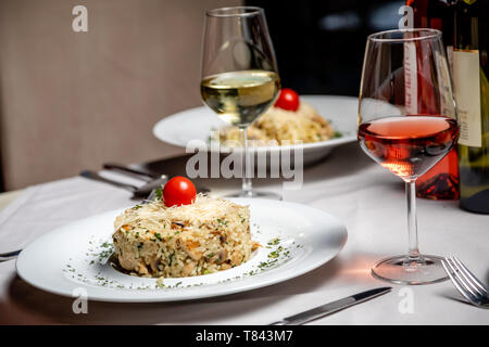 Risotto con vino bianco vetro servita al ristorante La tabella Foto Stock