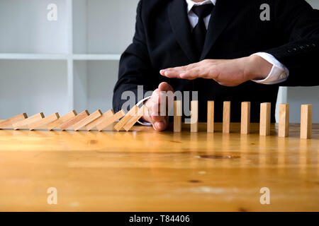 Business si ferma mano domino capovolta continua nel senso che ostacolavano il fallimento aziendale. Stop Over questo fallimento aziendale concetto. Foto Stock