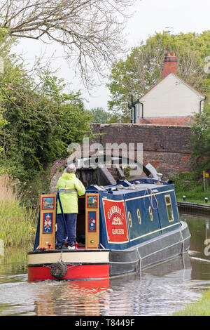 Un avvicinamento narrowboat Astwood Lock sulla Worcester e Birmingham Canal, Astwood, Worcestershire, England, Regno Unito Foto Stock