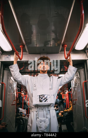 Astronauta che viaggiano in treno Foto Stock