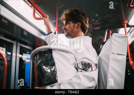 Astronauta che viaggiano in treno Foto Stock