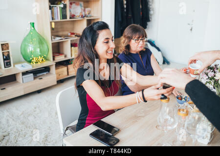 Imprenditrici avente il caffè in ufficio loft Foto Stock