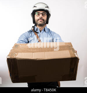 il deliveryman con casco porta un pacco, isolato su sfondo bianco Foto Stock