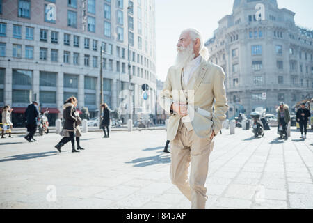 Imprenditore senior di esplorare la città, Milano, Lombardia, Italia Foto Stock