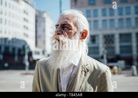 Imprenditore senior di esplorare la città, Milano, Lombardia, Italia Foto Stock