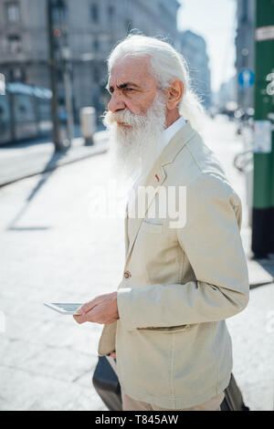 Imprenditore senior di esplorare la città, Milano, Lombardia, Italia Foto Stock