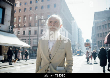 Imprenditore senior di esplorare la città, Milano, Lombardia, Italia Foto Stock