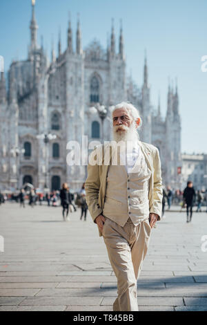 Imprenditore senior di esplorare la città, il Duomo di Milano in background, Milano, Lombardia, Italia Foto Stock