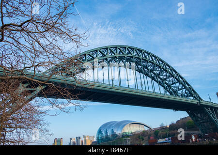 Newcastle, Regno Unito - 23 Febbraio 2019: vista dell'iconico Tyne Bridge con Sage Gateshead sotto di esso a Newcastle Quayside